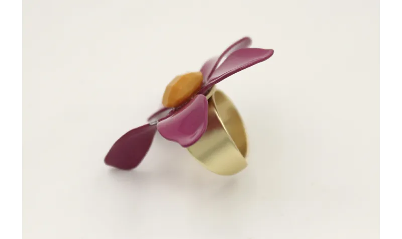 Anillo disco plano con flor esmaltada cardenal y b
