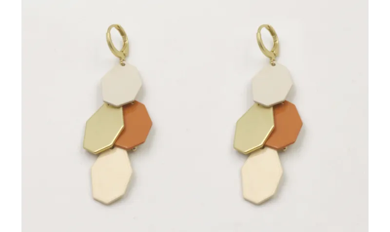 Pendiente cierre aro con hexágonos beige,dorado ma