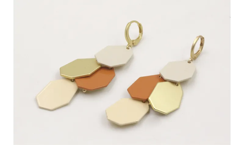 Pendiente cierre aro con hexágonos beige,dorado ma