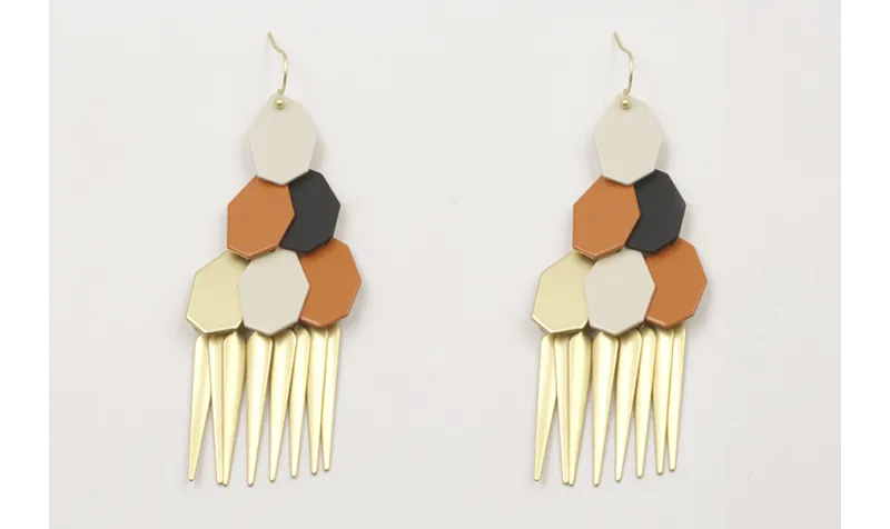 Pendiente perno gancho con hexágonos beige,dorado