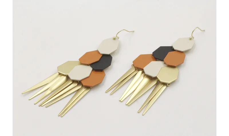 Pendiente perno gancho con hexágonos beige,dorado
