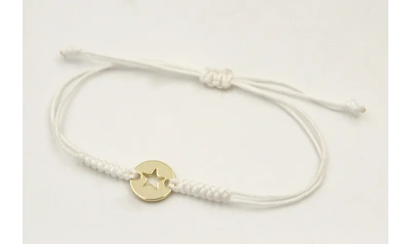Pulsera hilo color crema con nudo serpiente y chap