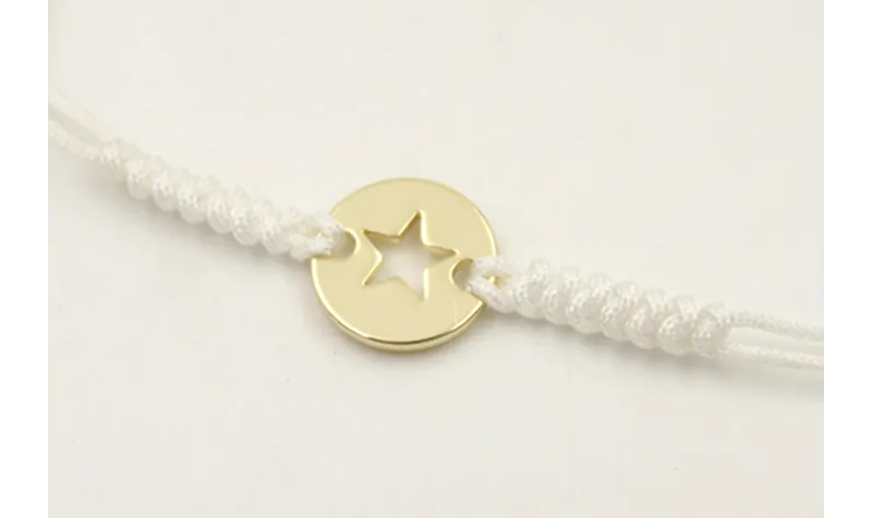 Pulsera hilo color crema con nudo serpiente y chap