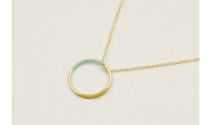 Solitario de acero inoxidable con cadena de eslabó