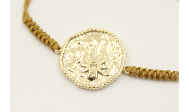 Pulsera hilo color marrón claro con nudo serpiente