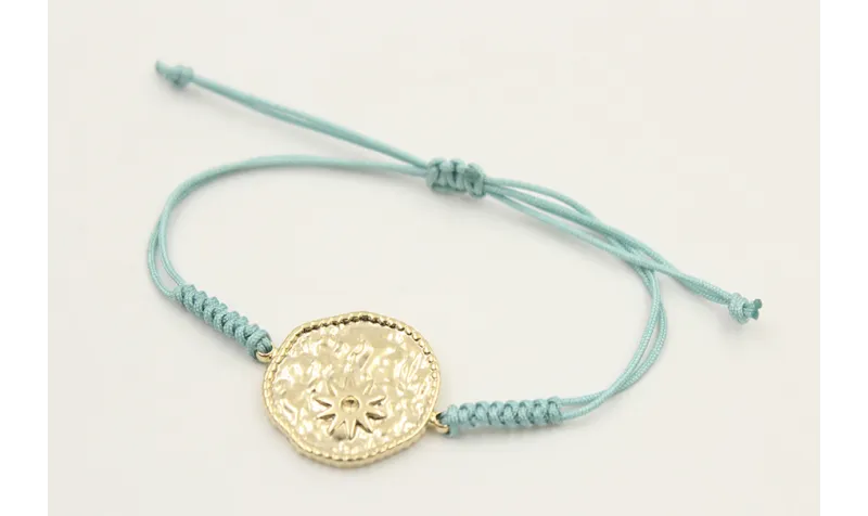 Pulsera hilo color menta con nudo serpiente y chap