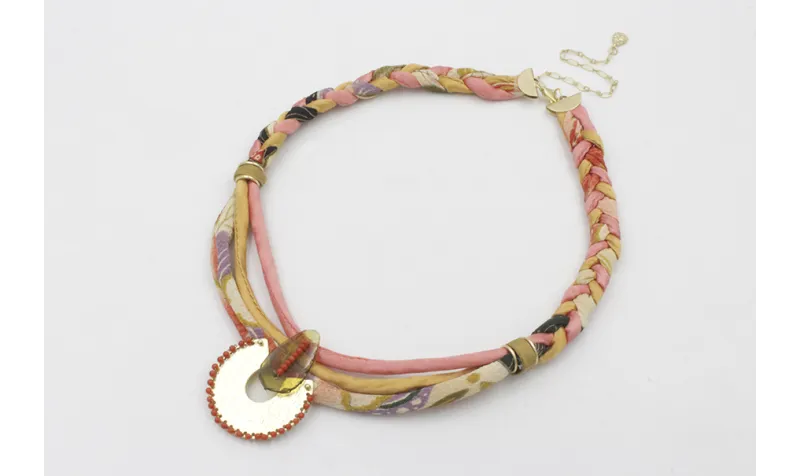 Collar seda natural mostaza y salmón con lazo tubo