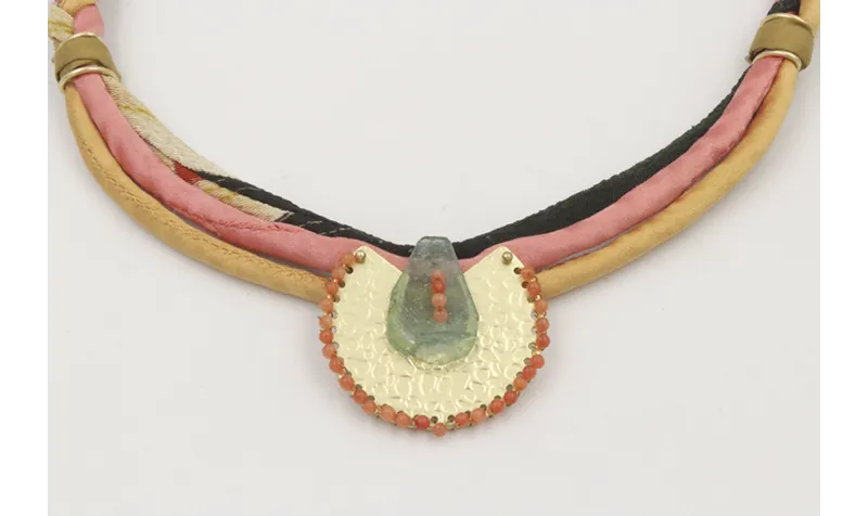 Collar seda natural mostaza y salmón con lazo tubo