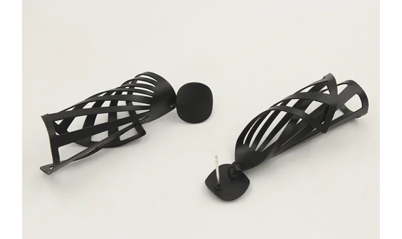 Pendientes perno esmaltado negro con lámina abanic