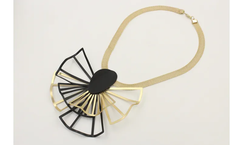 Collar cadena tira dorada mate con láminas abanico