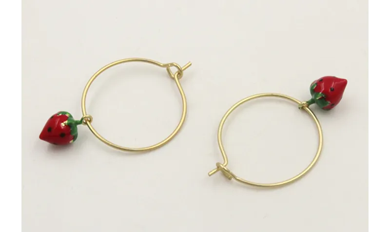 Pendientes de aro de 20mm con colgantes de fresas 