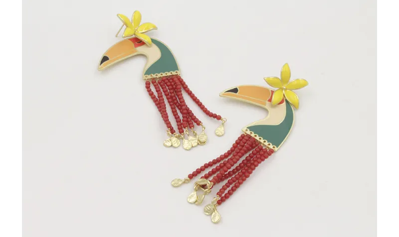 Pendiente con perno de flor esmaltada amarillo con