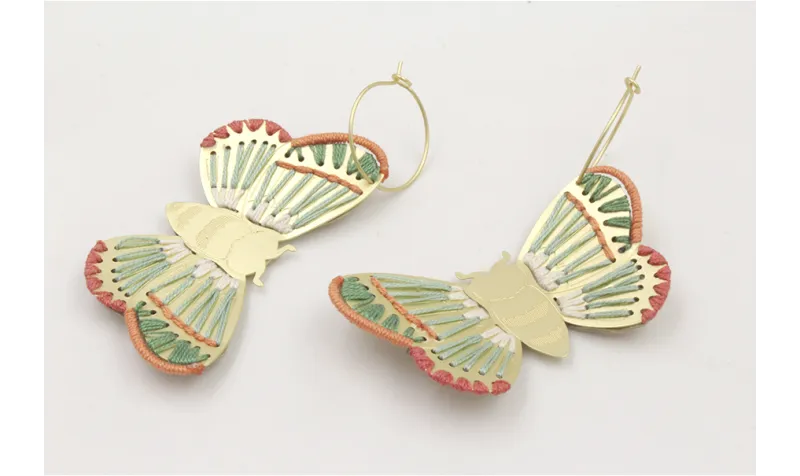 Pendiente con perno gancho sencillo oro mate con t