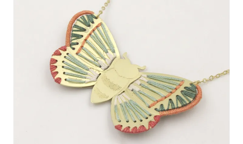 Colgante de cadena eslabón oro mate con mariposa c