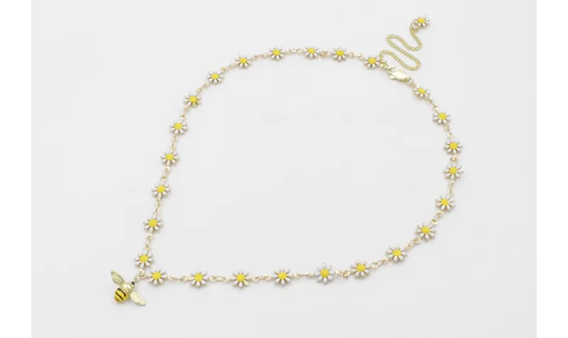 Colgante de cadena de margaritas esmaltadas blanca