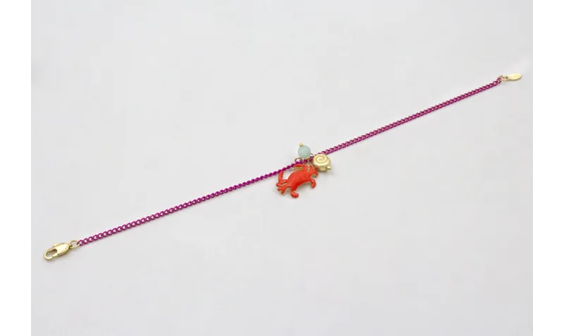 Pulsera cadena eslabón plano fucsia con colgante c