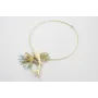 Collar rigido dorado con pez esmaltado crema, estr