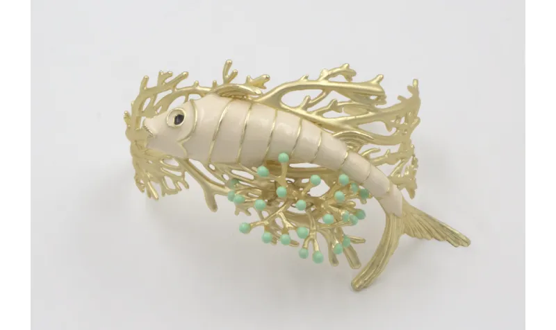 Brazalete coral dorado mate con pez esmlatado crem