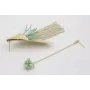 Pendientes asimetricos perno pluma dorado mate con
