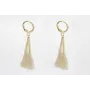 Pendientes cierre dorado con fleco crema con  capu