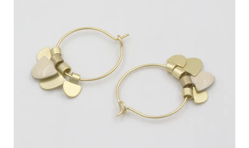 Pendientes aro pequeño dorado mate dagas cremas y
