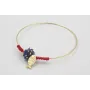 Pulsera rigida dorada brillo con nudo macramé rojo