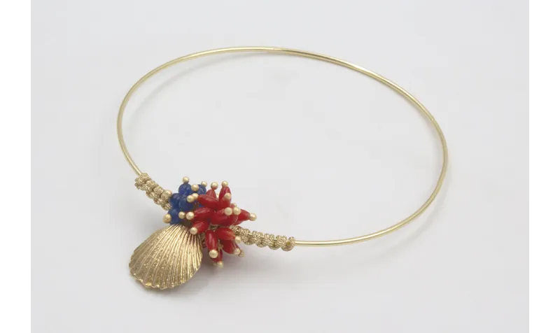 Pulsera rigida dorada brillo con nudo macramé oro 