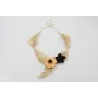 Collar hojas curvadas doradas mates con flor sobre