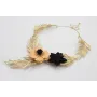 Collar hojas curvadas doradas mates con flor sobre