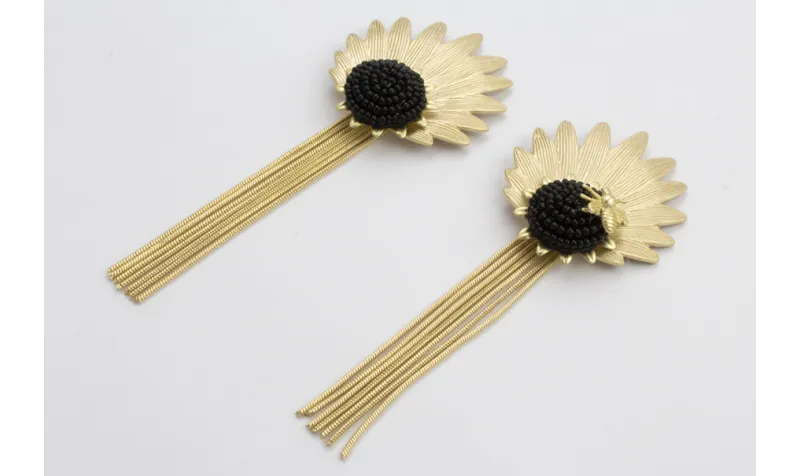 Pendientes perno hoja concava dorada mate con flor