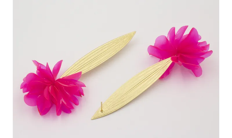 Pendientes hoja alargada dorada mate con flor lent