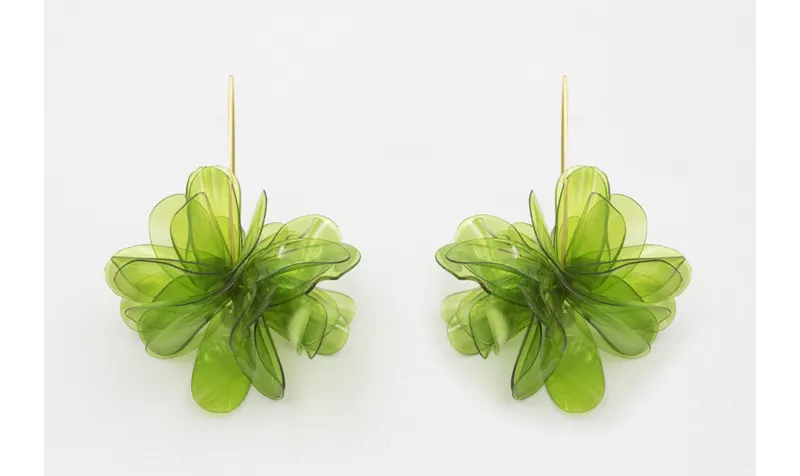 Pendientes V dorado mate con flor lentejuelas oval