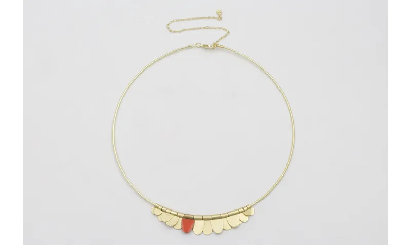 Collar rigido dorado con dagas doradas mates y ros