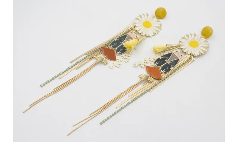 Pendientes perno esmalte mostaza, margarita grande