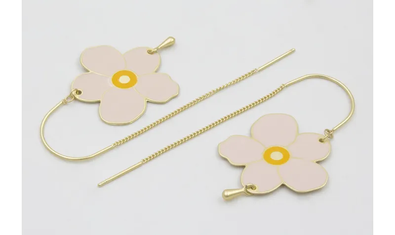 Pendientes curva con cordón dorado mate con colgan