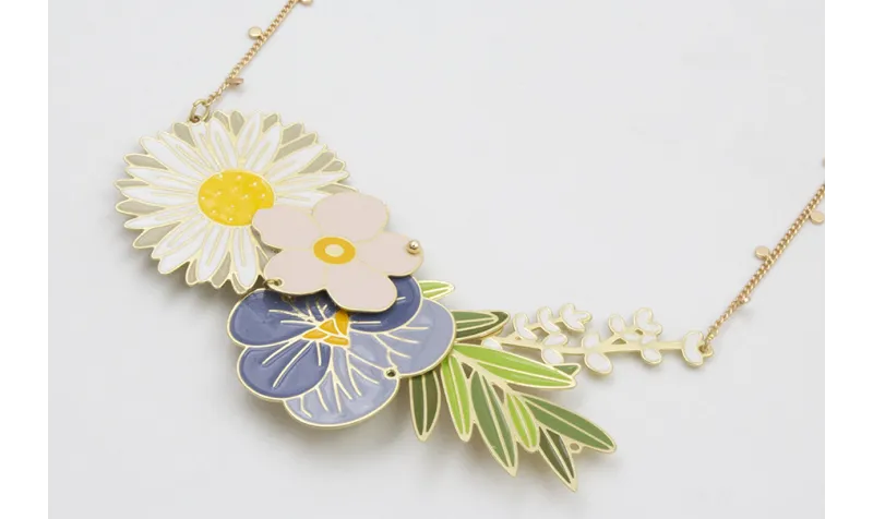 Collar cadena chapitas dorad mate con piezas esmal