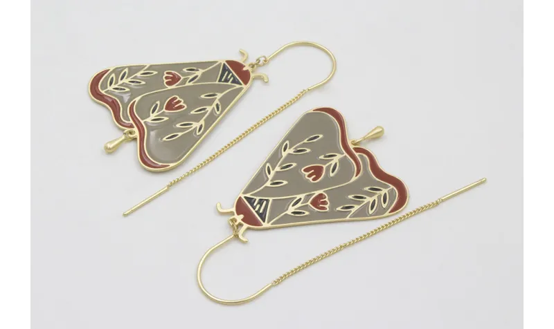 PENDIENTES CURVA CON CORDÓN DORADO MATE CON COLGAN