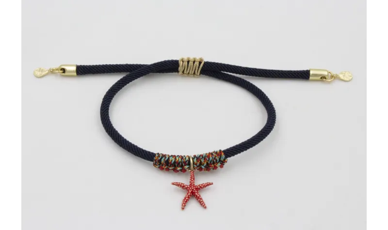 Pulsera de cordón trenzado azul marino con nudo ma