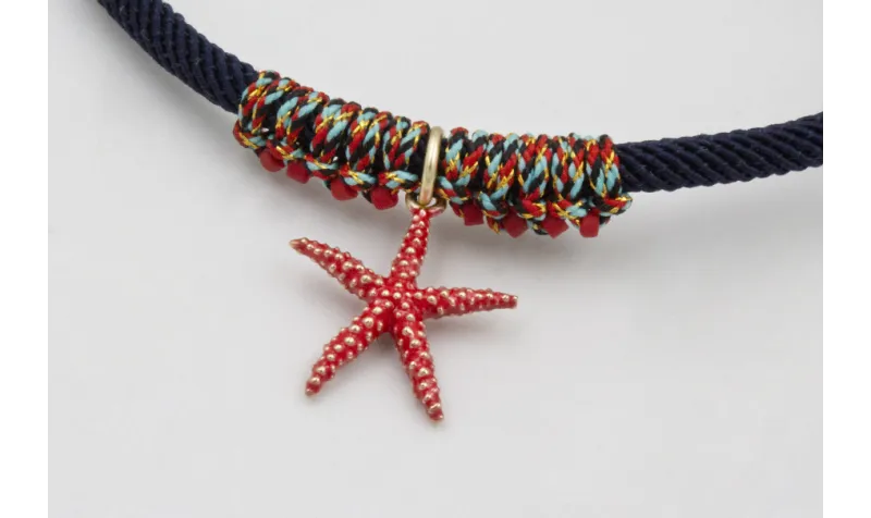 Pulsera de cordón trenzado azul marino con nudo ma