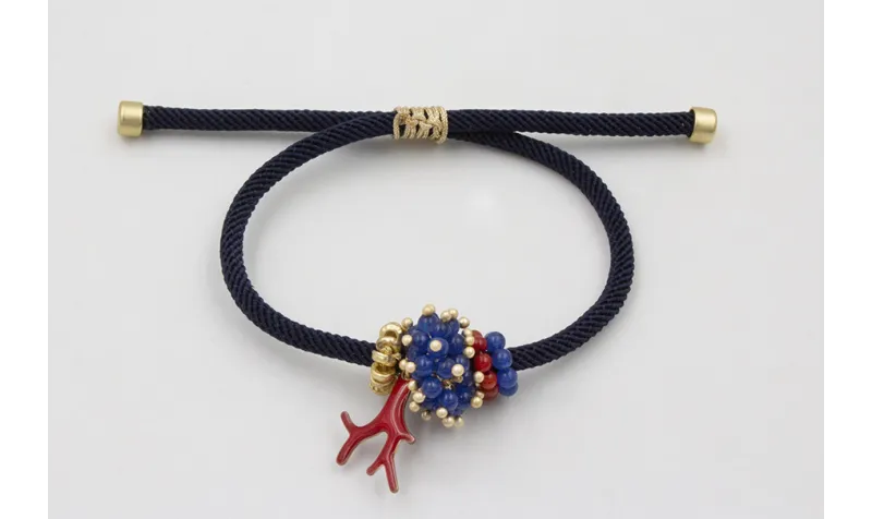 Pulsera de cordón trenzado azul marino con aritos 