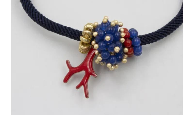 Pulsera de cordón trenzado azul marino con aritos 