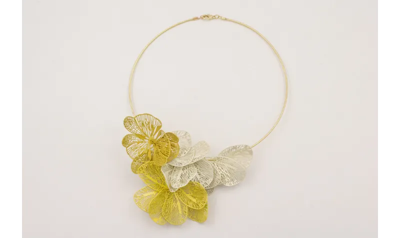 Collar rigido con alas de mariposa esmalte mostaza