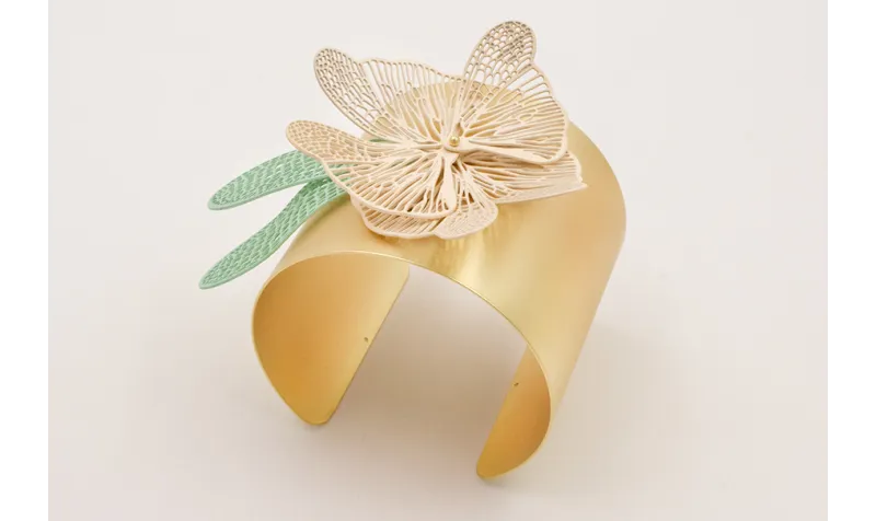 Brazalete rigido con alas mariposa esmalte marrón 