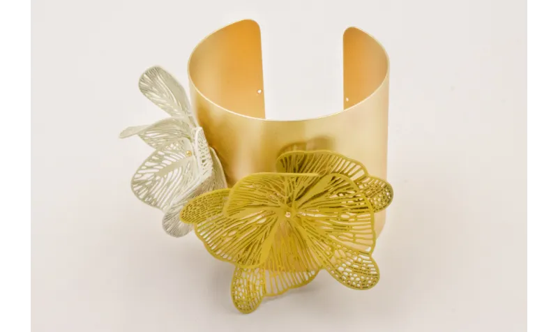 Brazalete rigido con alas mariposa esmalte mostaza