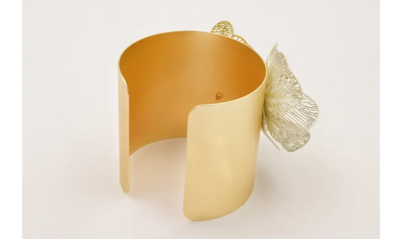 Brazalete rigido con alas mariposa esmalte mostaza