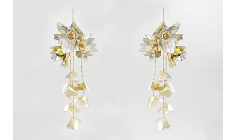 Pendientes perno listón dorado mate con flores de 