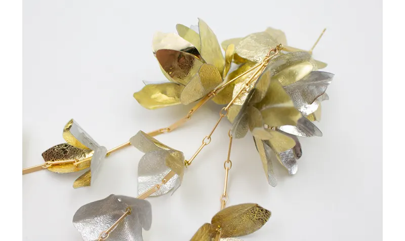 Pendientes perno listón dorado mate con flores de 