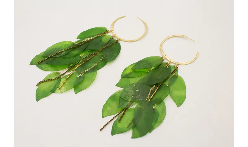 Pendiente aro plano dorado mate con cascada de hoj