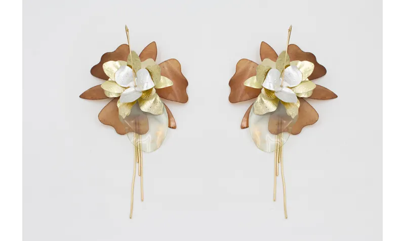 Pendiente aro grande dorado mate con flores de len