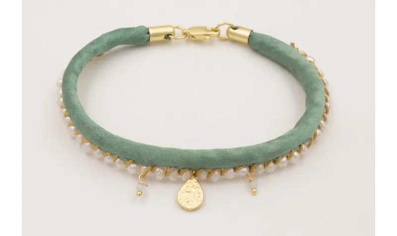 Pulsera de seda rellena verde con perlas cosidas c